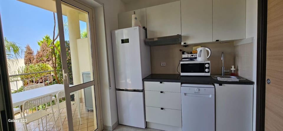 Coffee/tea facilities, Kitchen or kitchenette, dishwasher, stove