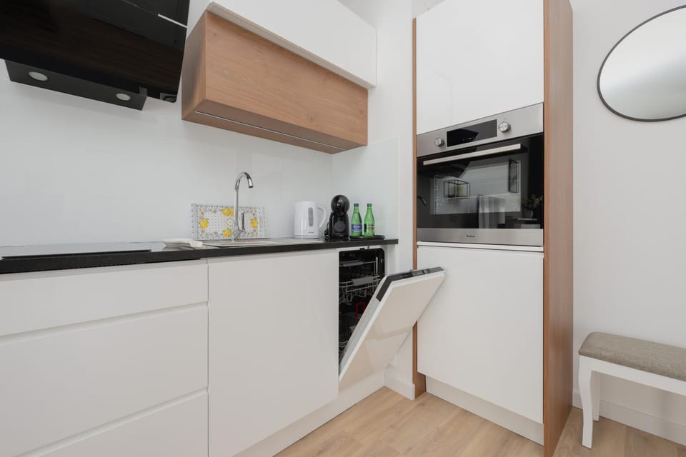 Kitchen or kitchenette, dishwasher, stove