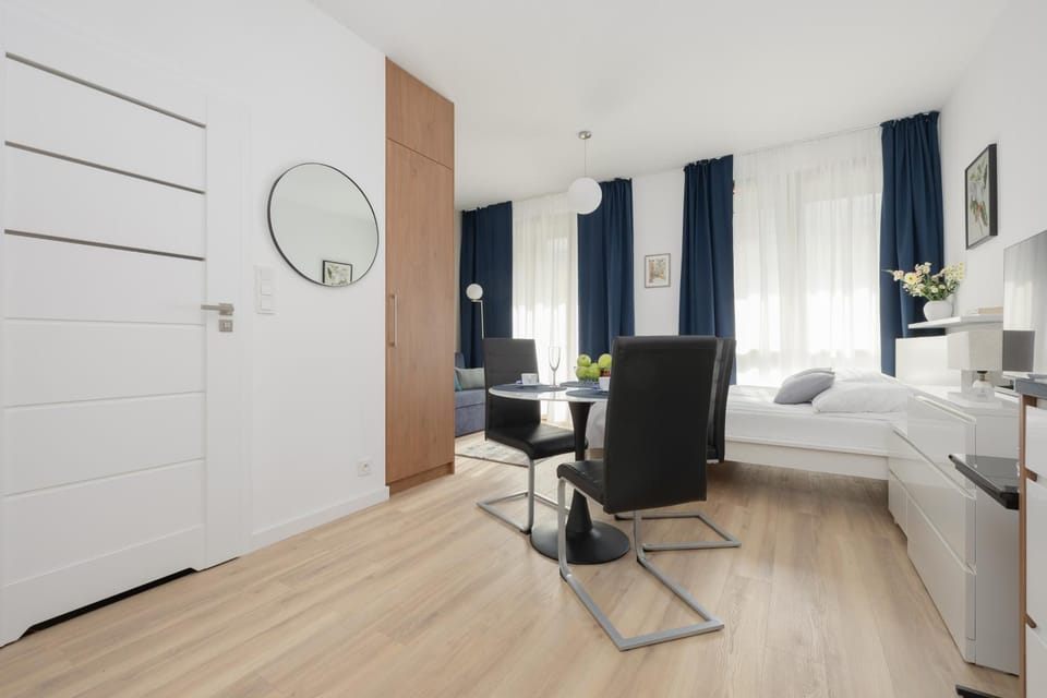 Bed, TV and multimedia, Living room, Photo of the whole room, Bedroom, wardrobe