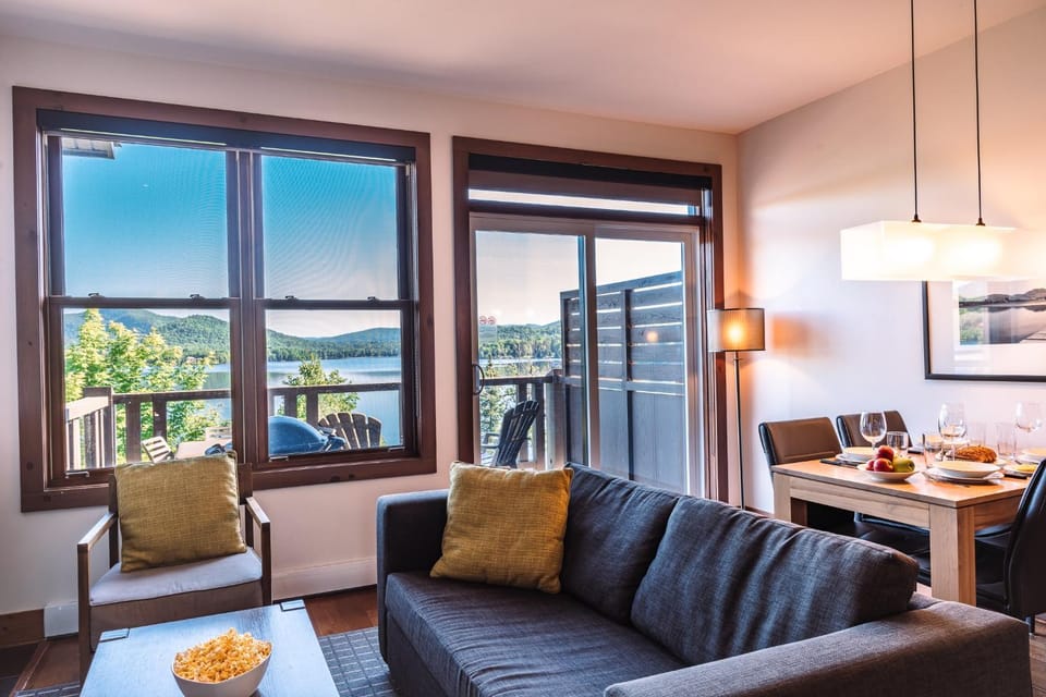 Lakefront, Mountain View - Resort Loft House in Quebec