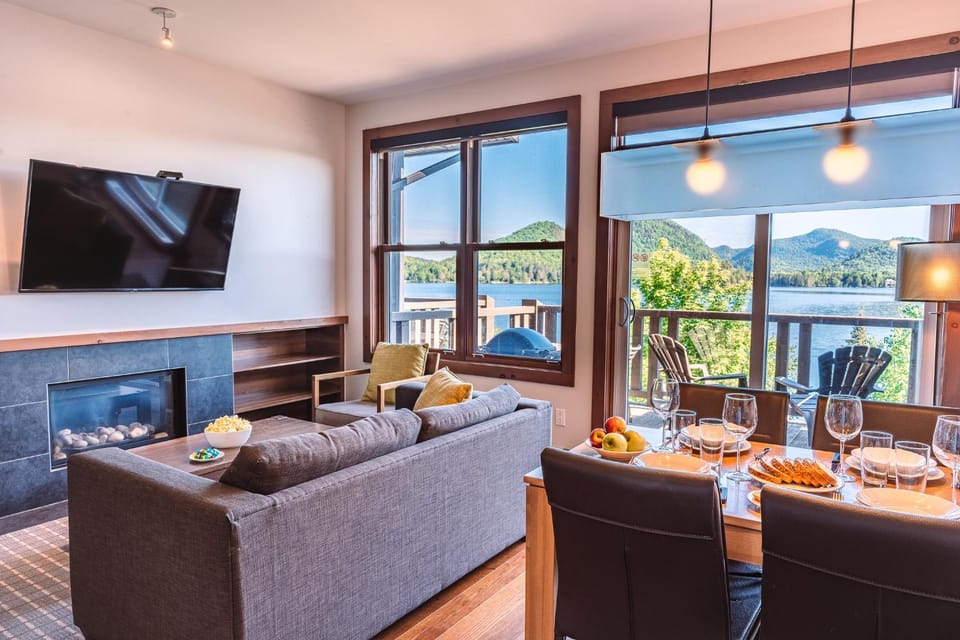 Lakefront, Mountain View - Resort Loft House in Quebec