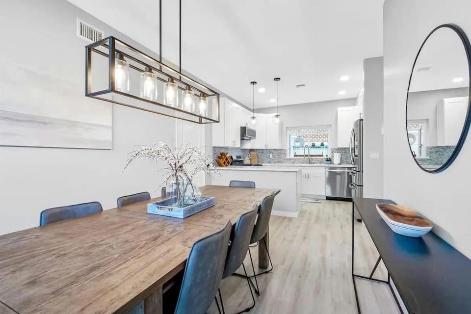 Ocean View Gem with Rooftop Deck and Hot Tub House in Pacific Beach