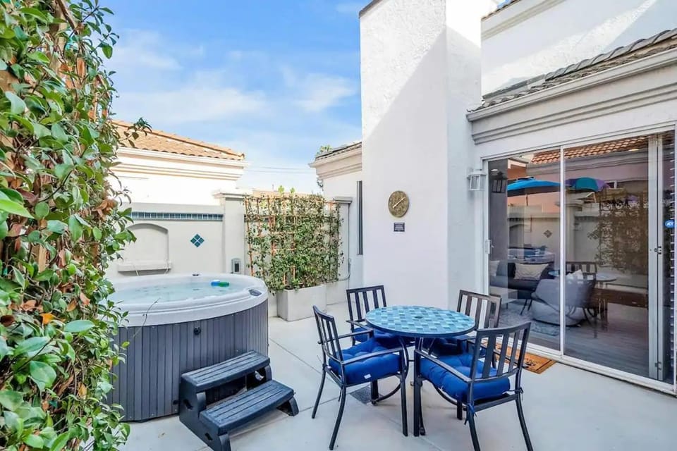 Ocean View Gem with Rooftop Deck and Hot Tub House in Pacific Beach