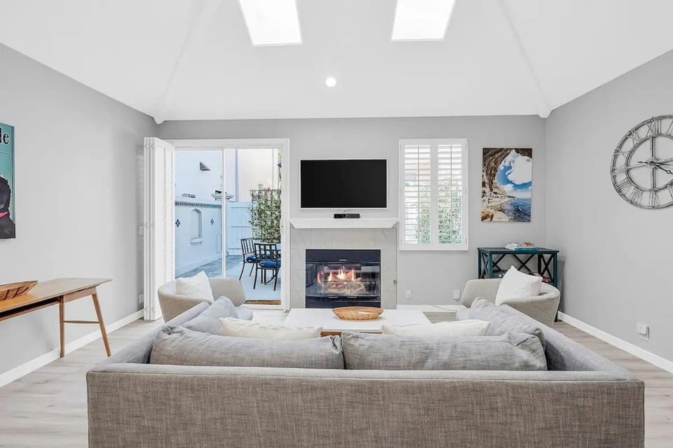 Ocean View Gem with Rooftop Deck and Hot Tub House in Pacific Beach