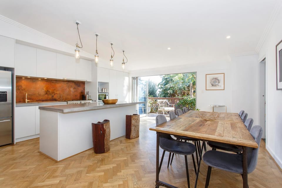 Kitchen or kitchenette, Living room, Seating area, Dining area, stove