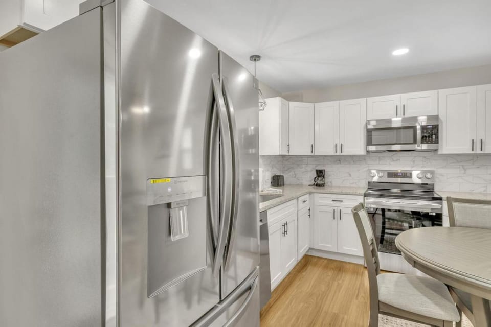 Kitchen or kitchenette, Dining area, dishwasher, oven, stove