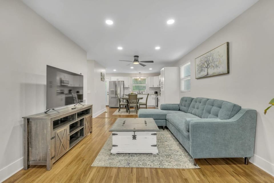 TV and multimedia, Living room, Seating area, Evening entertainment