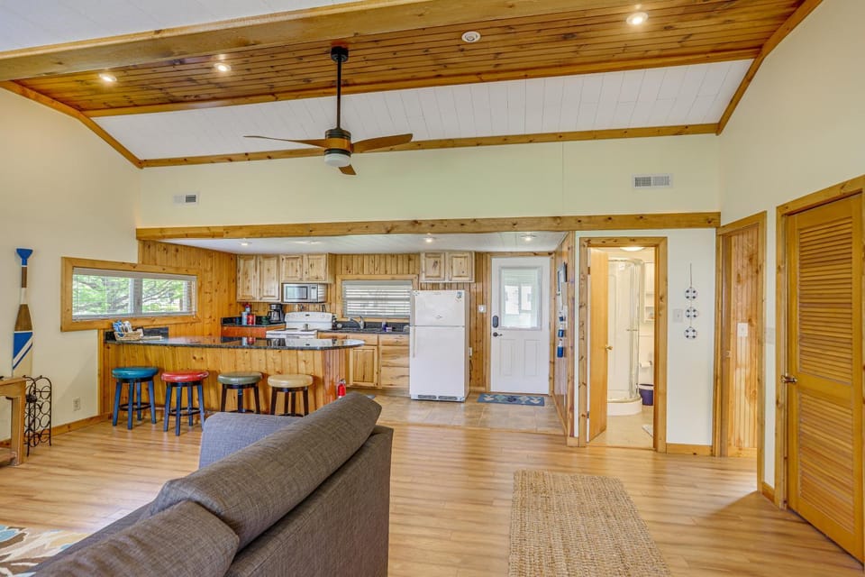Waterfront Port Clinton Cottage w/ Fire Pit! House in Lake Erie