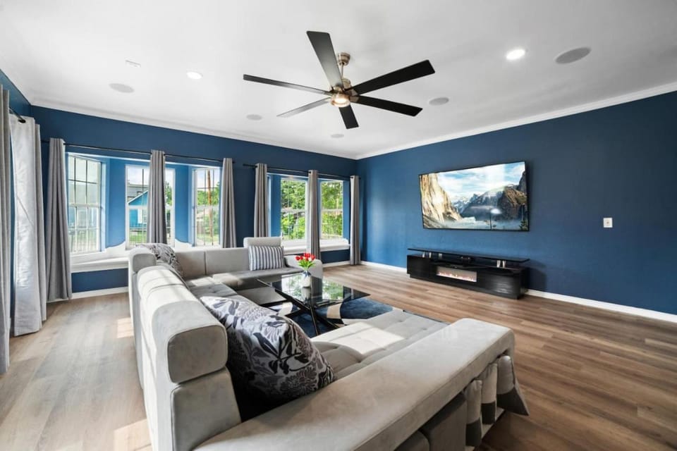 Modern 5 BR with Pool and Games House in San Antonio