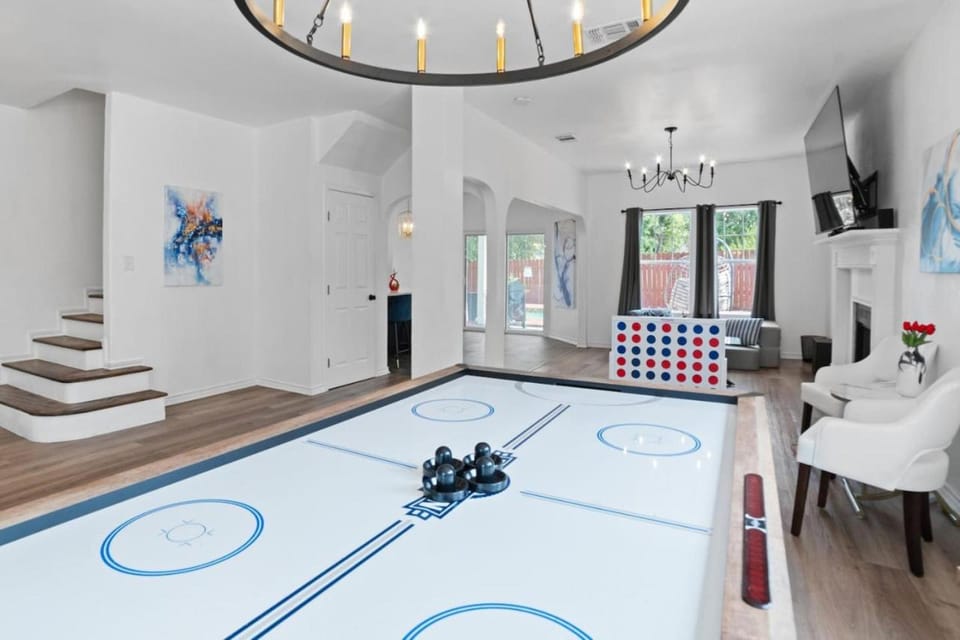 Modern 5 BR with Pool and Games House in San Antonio