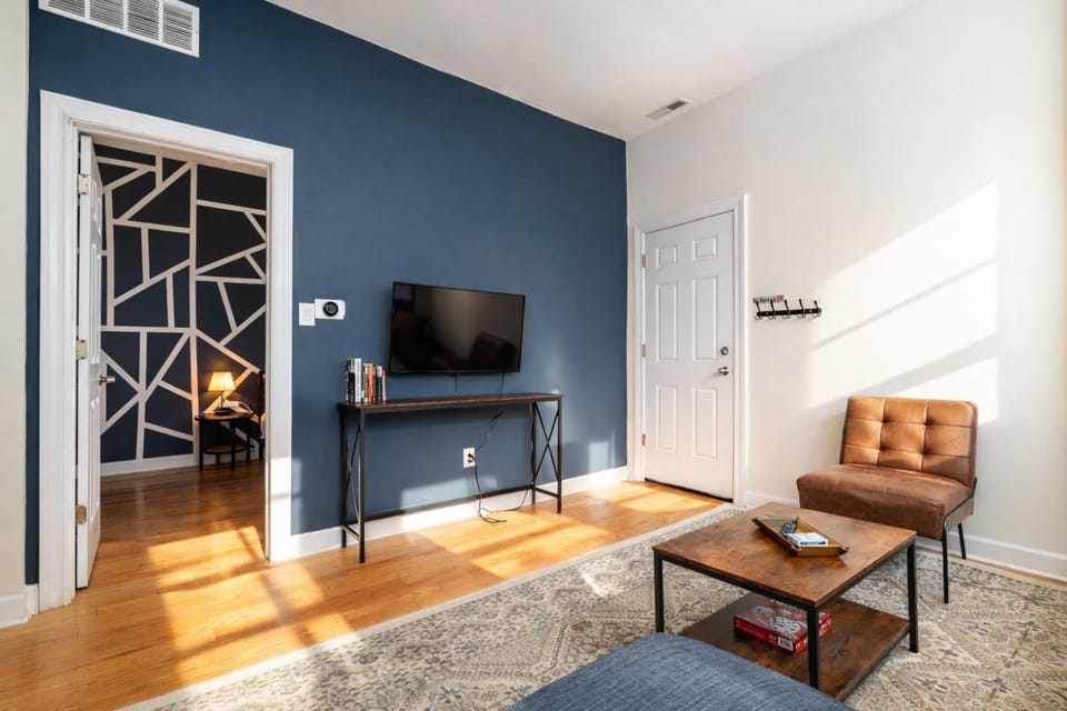 Flexhome Ukrainian Village • 2BR • Walkable + Private Balcony · Sleeps 6 Apartment in Chicago