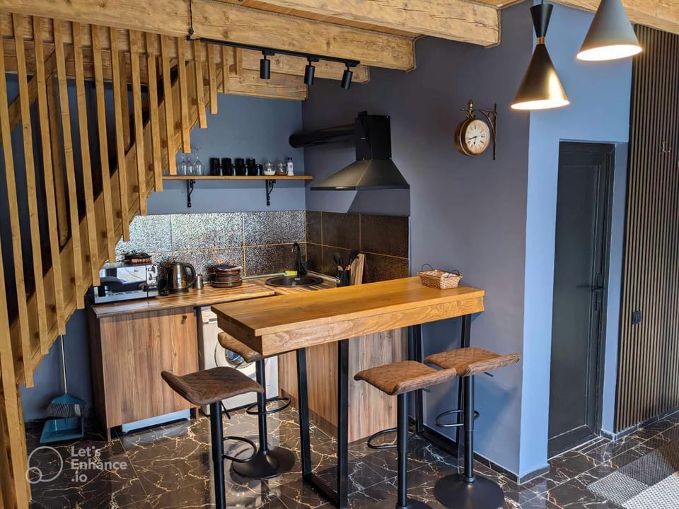 Kitchen or kitchenette, minibar