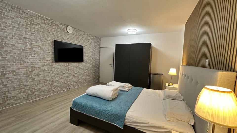 Communal lounge/ TV room, Bed, TV and multimedia, Bedroom, wardrobe