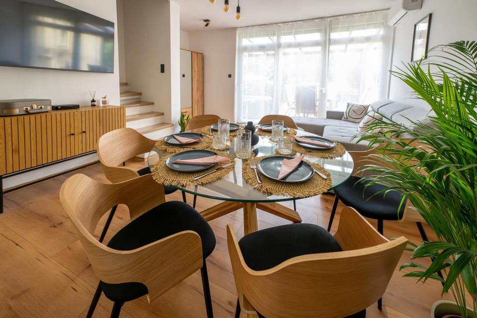 TV and multimedia, Living room, Decorative detail, Decorative detail, Seating area, Dining area, Autumn, On site, Family, Family, Parking, wardrobe