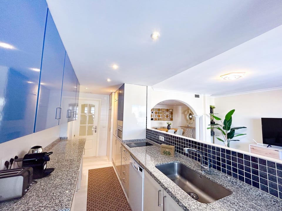 TV and multimedia, Coffee/tea facilities, Kitchen or kitchenette, dishwasher, microwave, oven, toaster