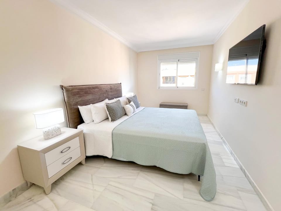 Bed, TV and multimedia, Photo of the whole room, Bedroom
