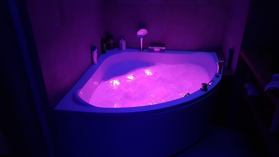 Hot Tub, Bath
