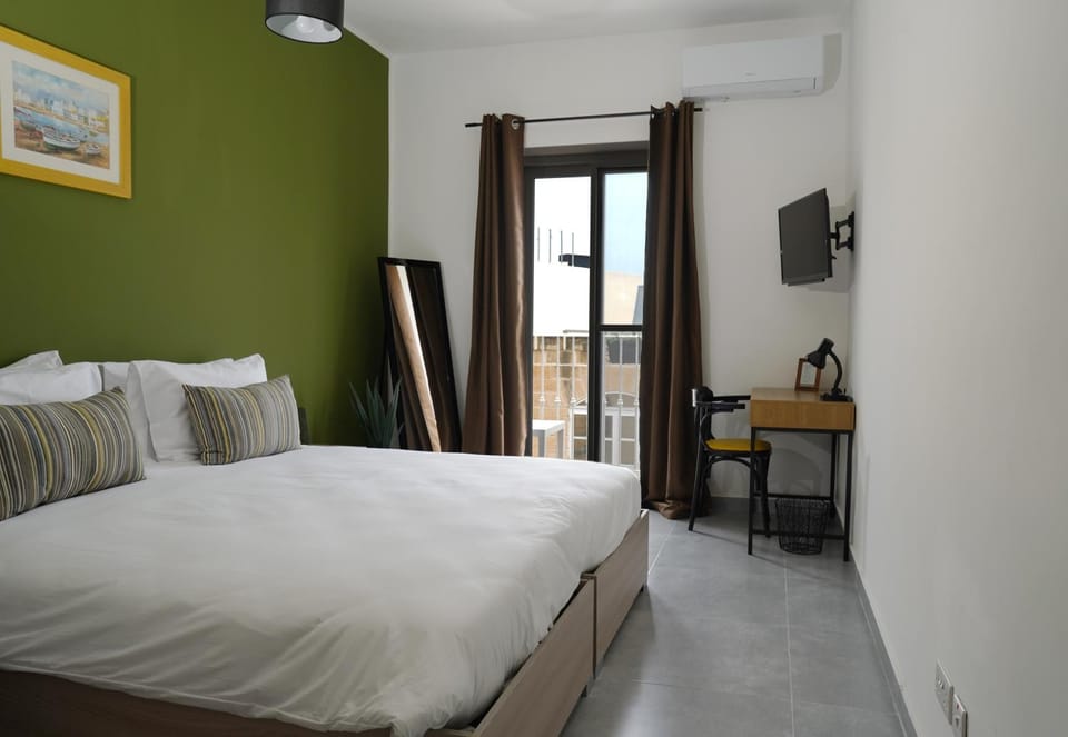 Bed, TV and multimedia, Bedroom, hair dresser, air conditioner