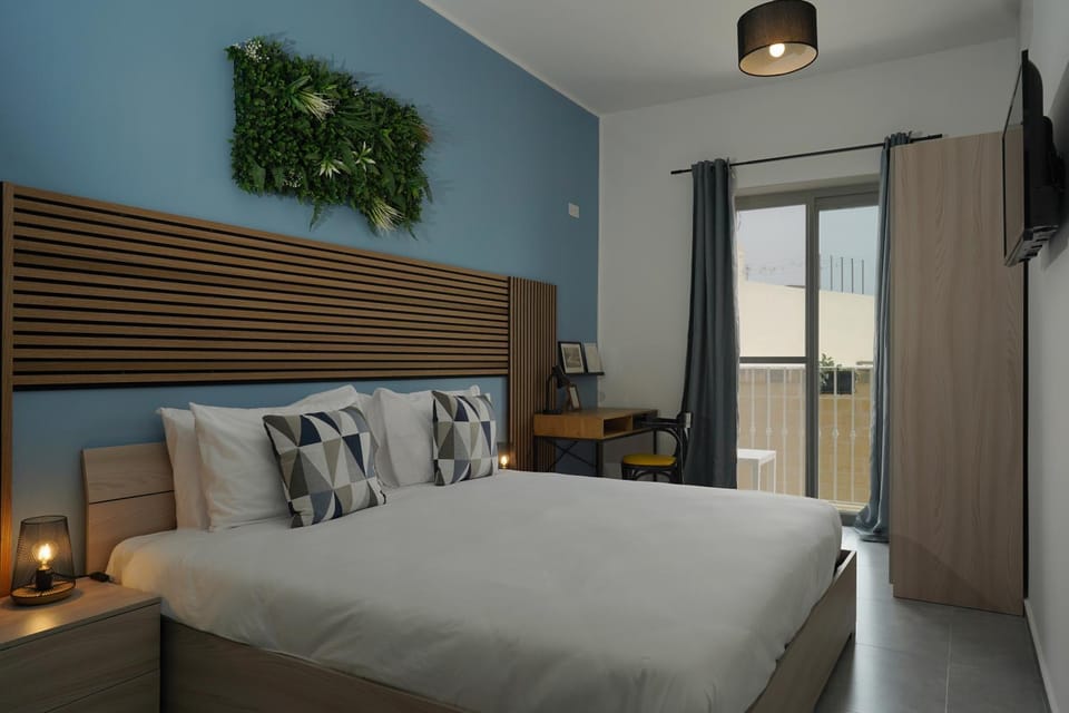 Bed, TV and multimedia, Photo of the whole room, Bedroom