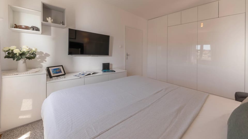 TV and multimedia, Bedroom, Area and facilities