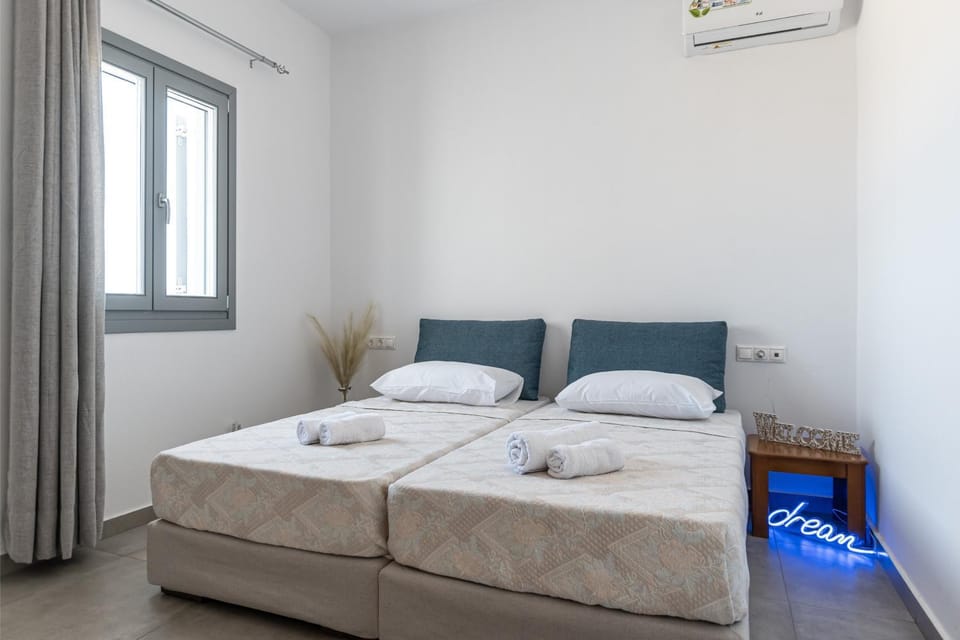 Bed, Photo of the whole room, Bedroom, internet, towels, air conditioner