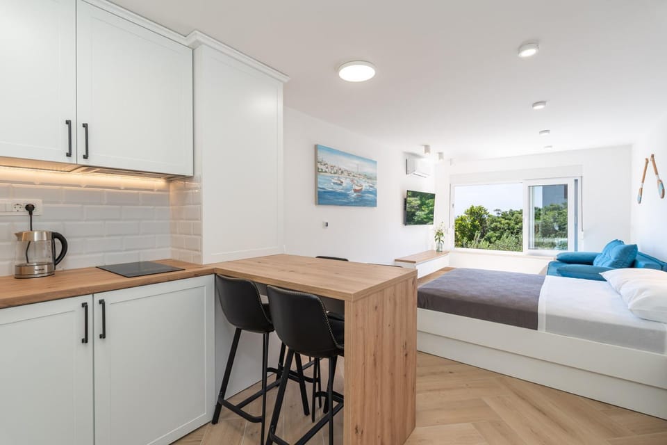 Bed, Kitchen or kitchenette, Photo of the whole room, Seating area