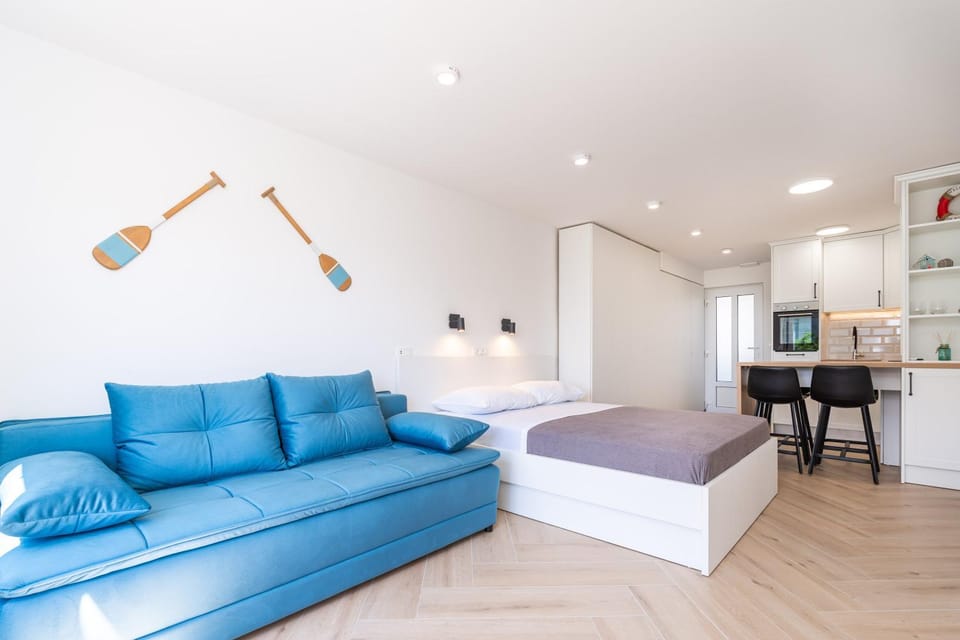 Bed, TV and multimedia, Kitchen or kitchenette, Photo of the whole room, Seating area, Dining area