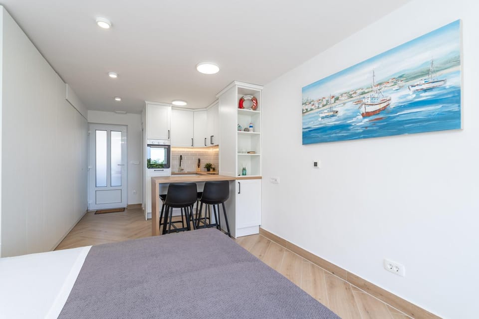Bed, Kitchen or kitchenette, oven