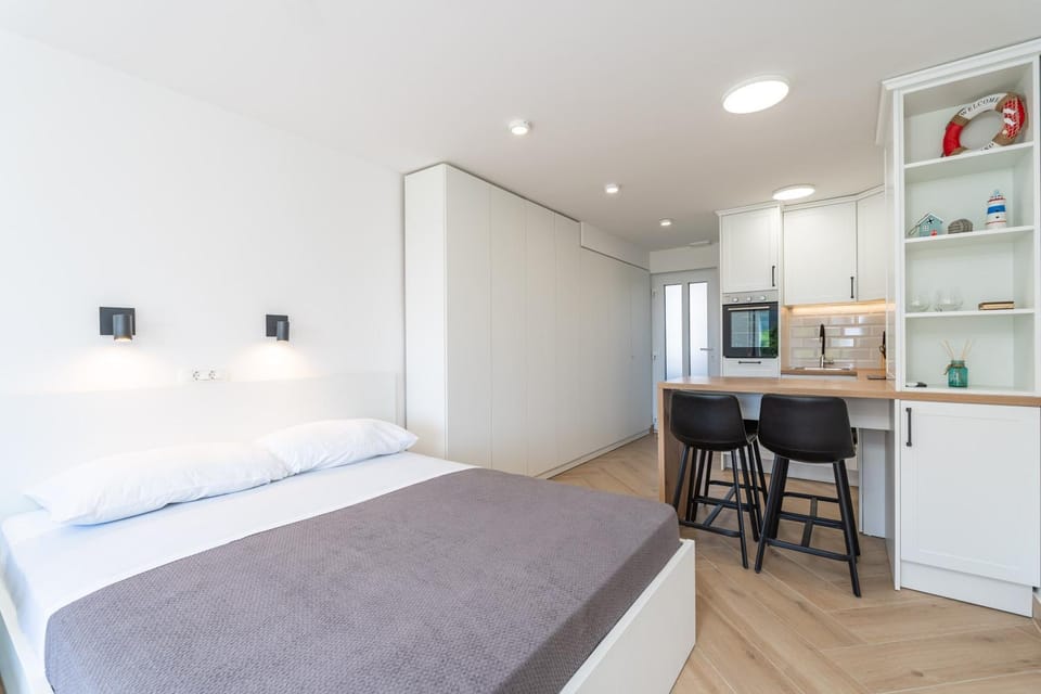 Bed, Kitchen or kitchenette, oven, wardrobe