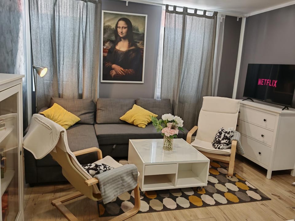 Communal lounge/ TV room, TV and multimedia, Living room, Seating area, Evening entertainment