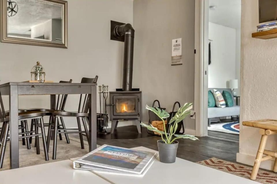 Riverbend Retreat 3 - Riverfront, Hot Tub, BBQ Pet Friendly House in Mount Hood Village