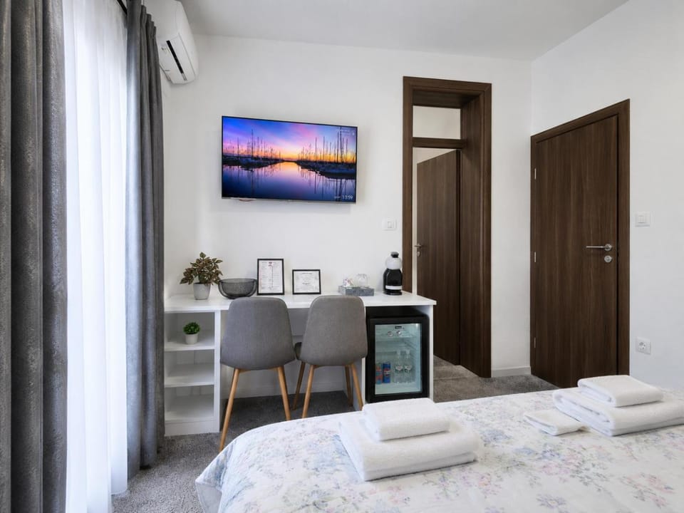 Bed, TV and multimedia, Photo of the whole room, Bedroom, towels, wardrobe