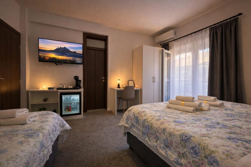 Bed, TV and multimedia, Photo of the whole room, Bedroom, towels