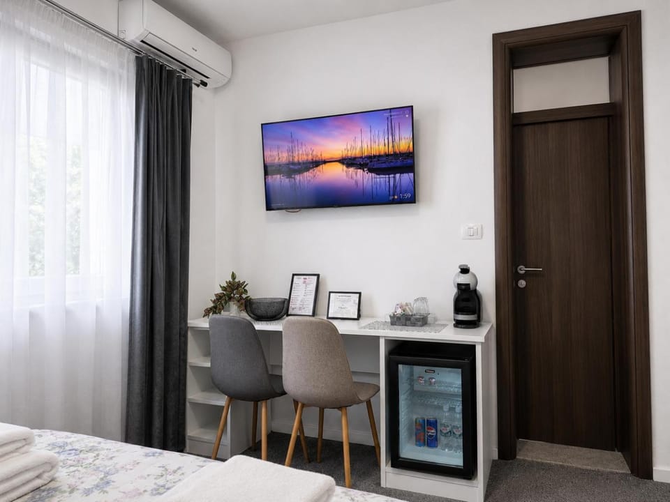 Bed, TV and multimedia, Photo of the whole room, Seating area, Bedroom, air conditioner