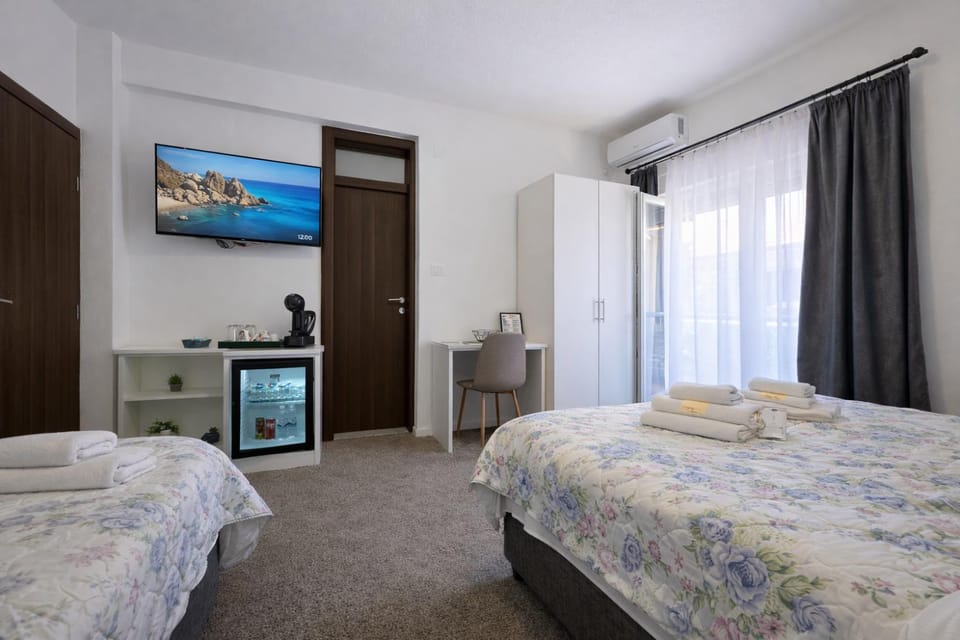 Bed, TV and multimedia, Photo of the whole room, Bedroom, wardrobe