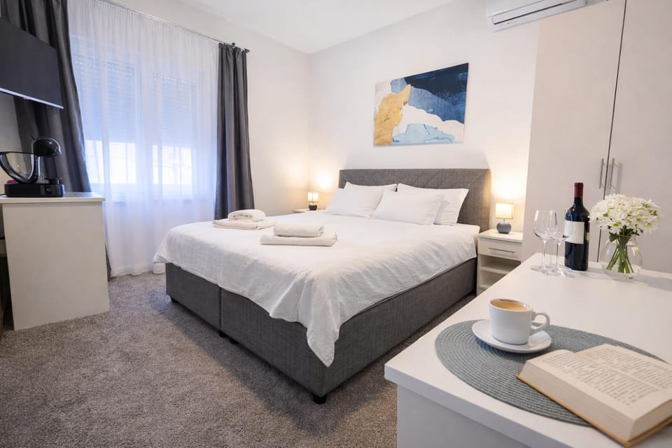 Bed, TV and multimedia, Photo of the whole room, Bedroom, towels