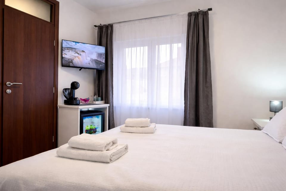 Bed, TV and multimedia, Photo of the whole room, Bedroom, towels