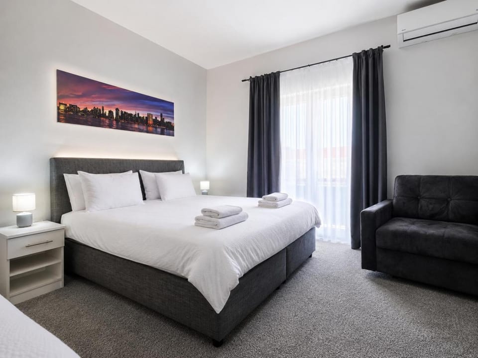 Bed, Photo of the whole room, Seating area, Bedroom, towels, air conditioner