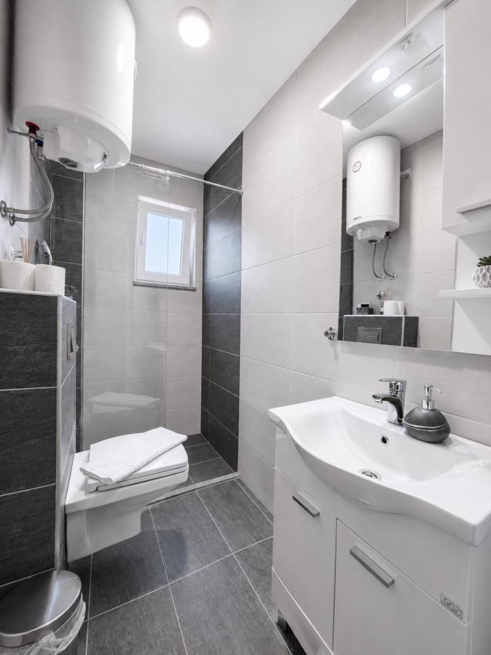 Shower, Toilet, Bathroom, towels