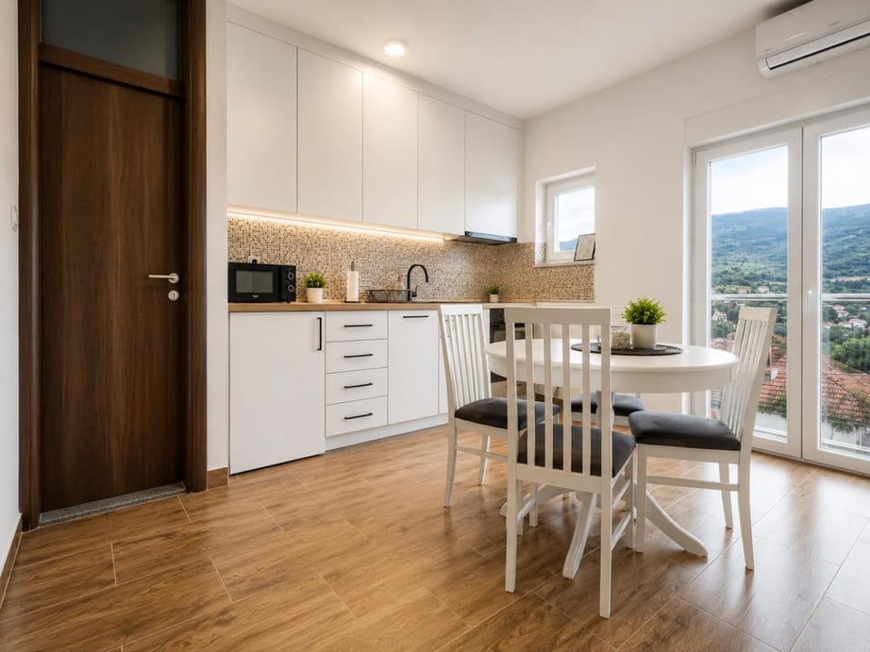 Kitchen or kitchenette, Dining area, stove