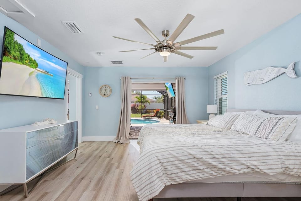 Bed, TV and multimedia, Photo of the whole room, Bedroom