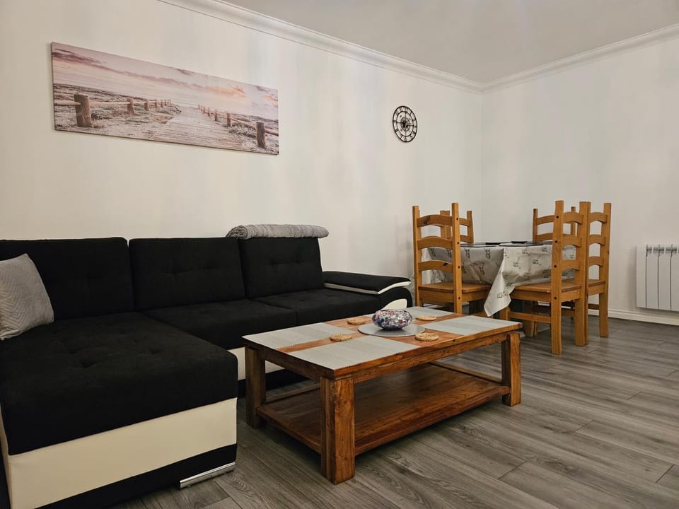 Living room, Seating area, internet