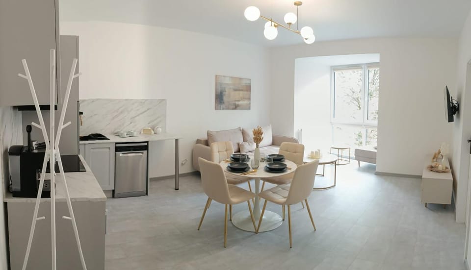 Seating area, Dining area