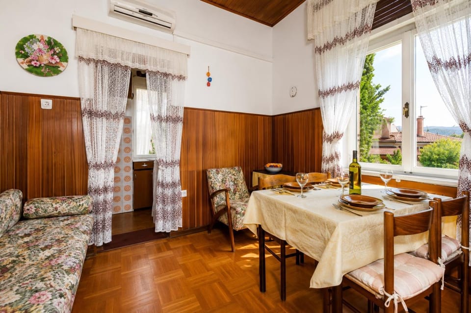 Retro Apartment 78m2 Apartment in Opatija