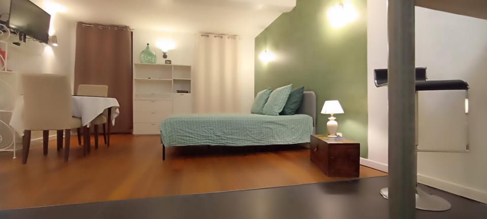 Bed, TV and multimedia, Living room