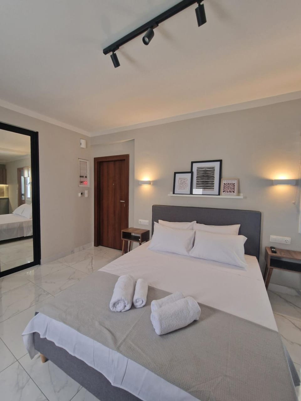 Bed, Photo of the whole room, Bedroom, towels