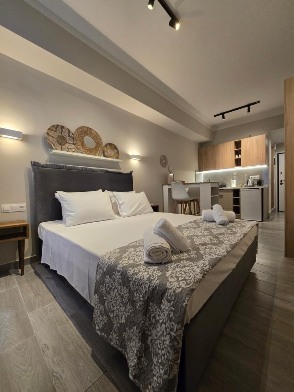 Bed, Kitchen or kitchenette, Photo of the whole room, Bedroom, pet friendly, towels