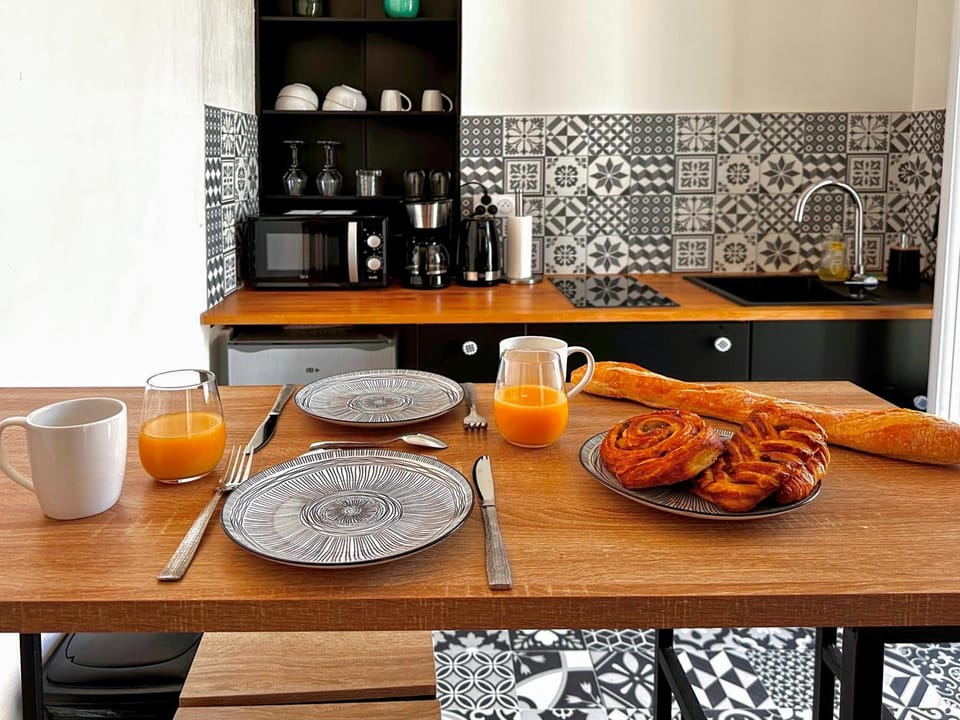 Coffee/tea facilities, Kitchen or kitchenette, microwave, stove, kitchen