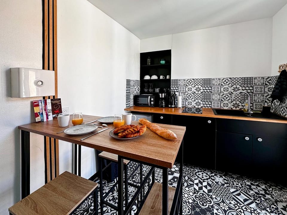 Coffee/tea facilities, Kitchen or kitchenette, microwave, stove, kitchen