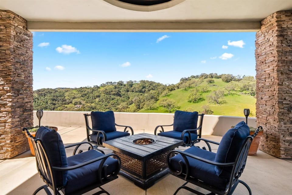 Hilltop Vistas Pool, Wine & Family Fun House in Atascadero